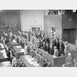 東京裁判開廷の日、入廷する裁判長らを迎え起立する28人の被告たち（1946＝昭和21＝年5月3日）／（Ｃ）共同通信社