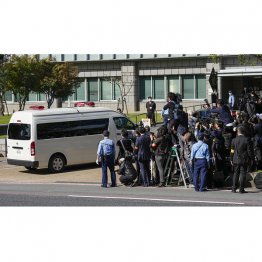 初公判のため、奈良地裁に入る山上徹也被告を乗せたとみられる車両（Ｃ）共同通信社
