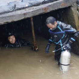 日本屈指のダイバーたちによって遺骨が発見された（Ｃ）共同通信社