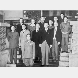 記念撮影する東久邇内閣。最前列は東久邇稔彦王内閣総理大臣。前列左から重光葵・外務兼大東亜大臣、５番目が岩田宙造・司法大臣（1945＝昭和20＝年8月17日、首相官邸）／（Ｃ）共同通信社