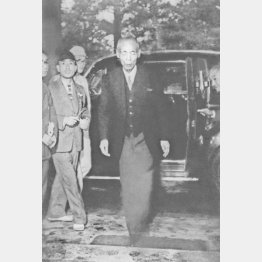 軍人に失われていった「武士道」は文官へ。組閣本部を訪れた岩田宙造司法省（1945＝昭和20＝年10月8日、外相官邸）／（Ｃ）共同通信社