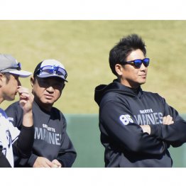練習を見守るサブロー監督（Ｃ）共同通信社