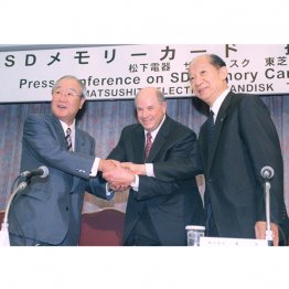 次世代メモリーカード開発で米サンディスクのエリ・ハラリ社長は東芝、松下電器産業と包括提携（左は森下洋一・松下電器産業社長、右が西室泰三・東芝社長）／（Ｃ）共同通信社