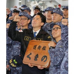 「危険だ」危険だ」と言うだけで、防衛政策のどこが問題か、何に重点を置くのか、解決策の提示さえも何も語られていない（護衛艦「くまの」を視察する小泉防衛相）／（代表撮影）