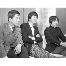 「あの歌」のザ・フォーク・クルセダーズ時代（中央が加藤和彦）／（Ｃ）共同通信社