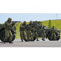 陸上自衛隊石垣駐屯地で、離島防衛を想定した訓練をする隊員（Ｃ）共同通信社