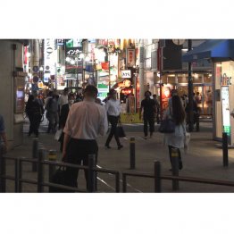 店内の一畳間にゴミまみれで住まわせ売春を強要、鬼畜カップルだ（写真はイメージ＝池袋・夜の繁華街）／（Ｃ）日刊ゲンダイ