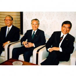 （右から）河野外相、村山首相、武村蔵相（Ｃ）日刊ゲンダイ