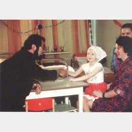 白血病になった女の子を診察する筆者（本人提供）