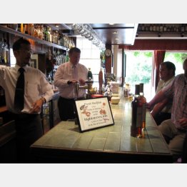 「ハイランダーイン」にて。左端に立つのが皆川達也さん（写真）大竹聡