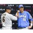 大会MVPに輝いた李大浩（右）とポーズを取る中田翔（Ｃ）共同通信社