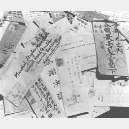 マッカーサー最高司令官には1日に1000通近くも手紙が届いた。あらゆる職業の日本人から来る手紙の山は、いずれも米国の政策への感謝の意を表している（METRO）／（Ｃ）共同通信社
