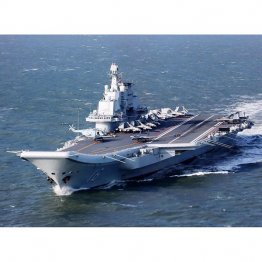 高市首相答弁の「存立危機事態になり得るケース」に使われた「戦艦」に中国は猛反発。その発言に対し、中国メディアは巨大空母「福建」の映像を公開した（Ｃ）ＣＮＳ＝共同