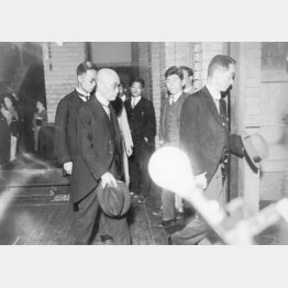 犬養毅首相を弔問する牧野伸顕内府（手前左）（1932＝昭和7＝年5月16日）／（日本電報通信社撮影）