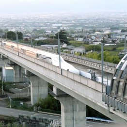 実験線を走る新型車両「M10」／（提供）筆者