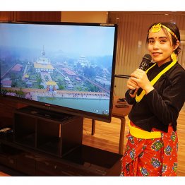 世界遺産「ルンビニ・ガーデン」を紹介するネウパネ・アスミタさん（Ｃ）日刊ゲンダイ