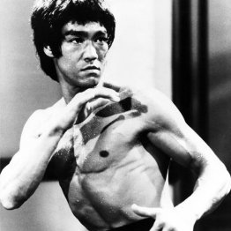 ブルース・リー（Ｃ）WARNER BROS／Ronald Grant Archive／Mary Evans／共同通信イメージズ