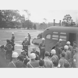 東京裁判が始まり、バスで法廷に向かう戦犯たち（1946＝昭和21＝年5月3日、東京・市谷）／（Ｃ）共同通信社