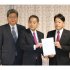 都連として小野寺税調会長（右）に申し入れ（左が萩生田光一氏）／（Ｃ）日刊ゲンダイ