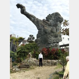 「解放へのオガリ」像（前に立つのは秘書）／（提供写真）