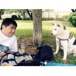著者でライターの伊藤秀倫氏と愛犬のミント（提供写真）