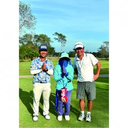 現地キャディー（中央）と記念撮影（提供写真）