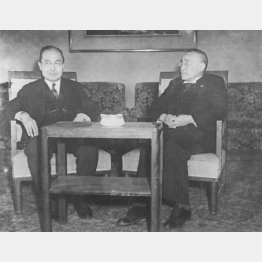 首相官邸で会見する幣原喜重郎首相と吉田茂外相（左から、1946＝昭和21＝年5月16日）／（Ｃ）共同通信社