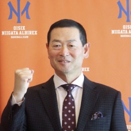 オイシックスのCBOに就任、ポーズをとる桑田真澄氏（Ｃ）共同通信社