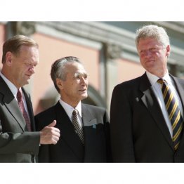 ナポリ・サミットＧ8首脳の記念撮影で、クレティエン・カナダ首相（左）とクリントン米大統領の間に入り落ち着いた表情で写真に納まる村山首相（Ｃ）共同通信社