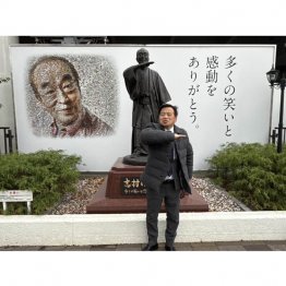 志村けんさんの銅像の前で＝東村山市（提供写真）