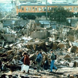 1995年阪神大震災。被災しがれきだらけのなか、歩く人たち＝神戸市長田区（Ｃ）日刊ゲンダイ