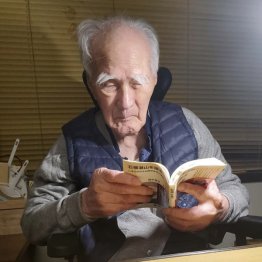 筆者の著書を手に取る村山富市元首相（提供写真）