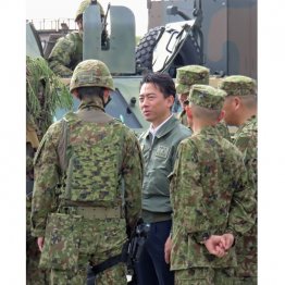 陸自・石垣駐屯地を視察する小泉進次郎防衛相（Ｃ）共同通信社