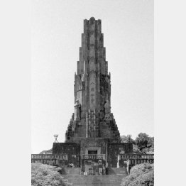 紀元2600年を記念して建てられた「八紘一宇の塔」。戦後は「平和の塔」と名付けられ「八紘一宇」の文字は昭和55年に復元された（1985＝昭和60＝年4月、宮崎市平和台）／（Ｃ）共同通信社