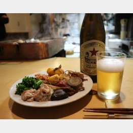 まずは総菜の盛り合わせで瓶ビールから（写真）大竹聡