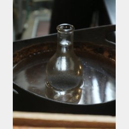 燗酒は鉄の鍋に張った湯でつけてくれる（写真）大竹聡