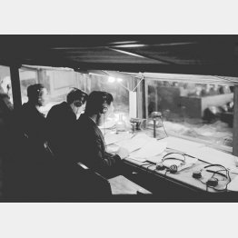 極東軍事裁判の市ヶ谷法廷言語調整室。ジョーンズ言語部長以下5人の2世モニターと9人の日本人通訳がいた（1947＝昭和22＝年3月、東京・市谷）／（Ｃ）共同通信社