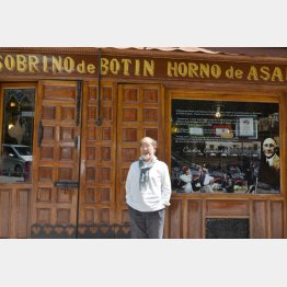 ヘミングウェーの愛したレストラン「ボディン」の前で（本人提供）