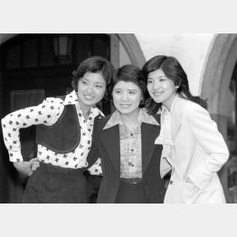 （左から）山口百恵、森昌子、桜田淳子（Ｃ）共同通信社