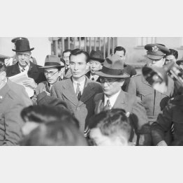仮出所で東京・巣鴨拘置所から出る重光葵元外相（＝右2，帽子の男性、1950＝昭和25＝年11月21日）／（Ｃ）共同通信社
