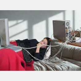 20歳の頃、PCを抱えて寝落ち（ワンプルーフの平山和泉社長、＝提供写真）