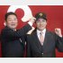 則本昂大、吉村禎章チーフ・ベースボール・オフィサー（左）と（Ｃ）共同通信社