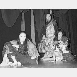 「トロイアの女」練習風景、右から市原悦子、観世寿夫、白石加代子=1974年、早稲田小劇場（Ｃ）共同通信社