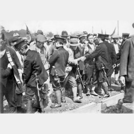 警察官に拘束されるメーデー参加者たち。警察は、労働界の左右対立による抗争警戒を名目に警官4000人以上を配置して、検束を強めた（1932＝昭和7＝年5月1日、東京・芝浦埋め立て地）／（日本電報通信社撮影）