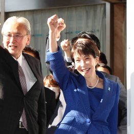 党本部前で気勢を上げる（Ｃ）日刊ゲンダイ