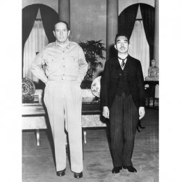 記念撮影する天皇とマッカーサー（米国大使公邸。1945＝昭和20＝年9月27日）／（Ｃ）共同通信社