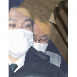 送検のため警視庁本部を出る佐藤伸一容疑者（奥）／（Ｃ）共同通信社