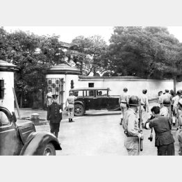 マッカーサーを訪問した天皇の車（1945＝昭和20＝年9月27日）／（Ｃ）共同通信社