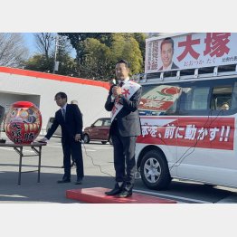 立派なダルマに目玉入れ（大塚拓、出陣式）／（Ｃ）日刊ゲンダイ