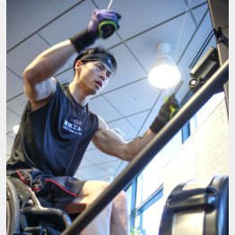 トレーニングをする平井亮太氏（CrossFit SETAGAYAで）／（Ｃ）日刊ゲンダイ